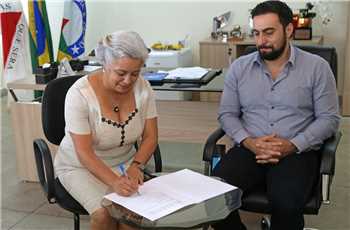 Reitora assina termo de parceria no gabinete do prefeito Ângelo Chequer